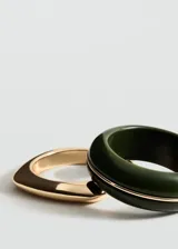 Pack de dos pulseras rígidas, una de resina verde oscura y otra metálica dorada de diseño cuadrado.