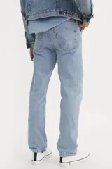 Jean Levi's 501 de hombre, color azul claro, de corte recto, tiro alto y bragueta de botones.