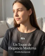 Collar de acero con dije en forma de sobre rectangular que cuenta con una lámina deslizable interna, ideal para grabado o almacenamiento de fotografía. Diseño minimalista con cadena fina de eslabones.