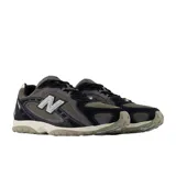 Championes New Balance modelo U204L, con diseño urbano en tonos negro y gris. Presenta una capellada de ante de primera calidad con detalles en cuero y el logo N característico en el lateral. Cuenta con suela de EVA para mayor amortiguación.