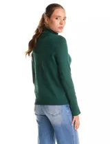 Polera de cuello alto confeccionada en tejido de punto fino, con mangas largas y detalle de tajo en los puños.