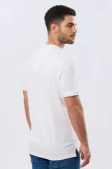 Remera polo de manga corta en color azul melange, con cuello camisero, cierre frontal de dos botones y pequeño bordado en el pecho.