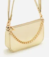 Cartera tipo shoulder baguette de tamaño pequeño, confeccionada en poliuretano con textura símil reptil. Presenta un diseño estructurado con cierre superior, correa larga ajustable y removible, y una cadena metálica decorativa en la parte frontal.