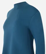 Blusa de punto de la marca Cortelle, con cuello alto y mangas largas. Confeccionada en una mezcla de viscosa y poliamida, presenta una textura suave y un diseño básico versátil.