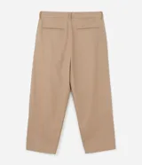 Pantalón balloon sastre color beige, con pliegues, cintura con trabillas, cierre tradicional y bolsillos. Confeccionado en algodón certificado BCI.