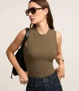 Musculosa color verde oliva de tejido acanalado, sin mangas y con cuello redondo.