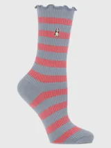 Calcetín de caña media con diseño de rayas horizontales en color gris y rosado. Presenta un borde superior con terminación ondulada y un pequeño bordado del icónico perro de la marca Hush Puppies.