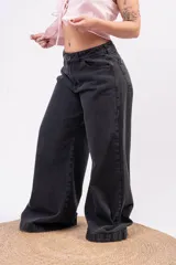 Jeans wide leg de denim rígido en color gris oscuro con lavado ácido. Presenta tiro medio-alto, bolsillos clásicos y corte amplio de caída relajada.