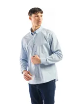 Camisa de manga larga color azul marino, confeccionada en algodón, con cuello abotonado (button-down) y un pequeño logo bordado en el pecho.