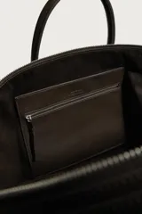 Bolso shopper de hombro fabricado en piel con acabado abatanado. Cuenta con compartimento principal con cierre de cremallera, interior con bolsillo plano y bolsillo con cierre. Incluye dos asas de mano, asa de hombro y detalle de llavero colgante.
