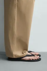 Sandalias estilo ojota para hombre, de color negro, con diseño plano y tiras anchas en el empeine.