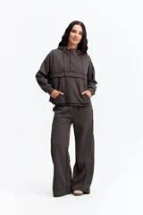 Hoodie de algodón color gris oscuro con capucha, cordones ajustables y bolsillo frontal tipo canguro. Presenta un diseño con costuras decorativas y corte holgado.