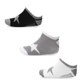 Pack de dos pares de medias Converse invisibles, con diseño de estrella en el empeine. Un par es negro con detalles en gris, otro par es gris con detalles en blanco y el tercer par es blanco con detalles en gris.
