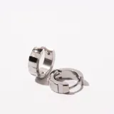 Par de aros tipo argolla de acero plateado con incrustaciones de nácar blanco y negro.