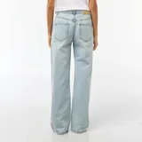 Pantalón de jean estilo baggy de talle bajo, con corte recto y holgado en las piernas, en un tono azul claro lavado.