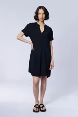 Vestido corto camisero negro con cuello en V y mangas cortas.