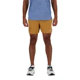 Short de running New Balance Impact Run 5 Inch, color ocre, con logo reflectivo y tecnología NB DRY de secado rápido.