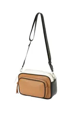 Bandolera de cuero sintético con diseño tricolor en tonos rojo, beige y negro, con bolsillo frontal con cierre y correa larga ajustable.