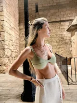 Top de hilo color marrón, tejido de punto con hilado italiano, apto para agua, con tela dry fit y protección UV.