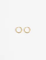 Par de aros tipo argolla de acero quirúrgico hipoalergénico, color dorado.