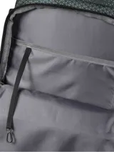 Mochila negra con estampado geométrico, marca Caterpillar, modelo Barry. Cuenta con compartimento acolchado para laptop de 15 pulgadas, panel organizador en bolsillo frontal, espalda acolchada, correa para ajustar a la cintura, straps ajustables y compartimiento principal amplio con correas de compresión.