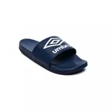 Ojotas tipo slide Umbro, color negro con el logo de la marca estampado en blanco en la banda superior. Poseen plantilla de espuma EVA para mayor amortiguación.