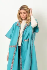 Tapado de paño de lana artesanal color verde agua, con vivos estampados, calce holgado y amplios bolsillos.