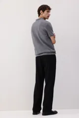 Pantalón negro de lino y viscosa, corte recto, con cintura elástica ajustable con cordón.