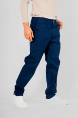 Pantalón chino de hombre color azul marino, de corte recto y tiro medio, con bolsillos laterales y cierre frontal.