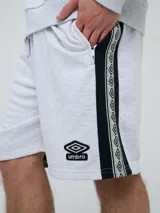 Bermuda de felpa azul marino con cordón ajustable en la cintura, bolsillos laterales y el logo de Umbro bordado en blanco en la pierna izquierda.