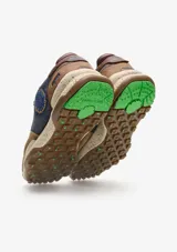 Championes urbanos Satorisan modelo Chacrona Premium, color verde caqui con detalles en negro y marrón. Presentan una entresuela con diseño jaspeado, suela con toques verdes y aplique circular negro en el lateral.