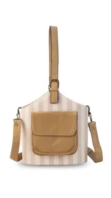 Bolso matero estructurado con diseño a rayas verticales en tonos beige y blanco, cuenta con un bolsillo frontal externo en cuero sintético color tostado, asa de mano corta y correa larga ajustable y desmontable.