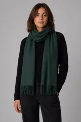 Bufanda de tejido suave en color verde oscuro, con diseño liso y terminaciones con flecos en los extremos.