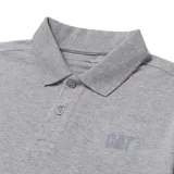 Remera tipo polo de manga corta, confeccionada en tejido piqué color gris jaspeado. Presenta cuello y puños acanalados, cierre frontal con botones grabados con el logo de la marca, logo Cat estampado en el pecho y detalle bordado en forma de triángulo en la manga.