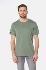 Remera lisa de manga corta y cuello redondo, color gris oscuro, de calce cómodo con pequeño logo bordado en el pecho.