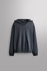 Sudadera de algodón con interior de rizo, corte relaxed fit, color gris oscuro. Cuenta con cuello con capucha y abertura frontal en V, manga larga y bajo con puños elásticos.