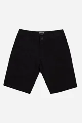 Bermuda tipo chino color negro, con cierre frontal de botón y cremallera, bolsillos laterales y traseros. Presenta un diseño clásico y versátil.