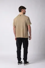 Remera de algodón con efecto gastado y acabado vintage, de corte semi oversize y cuello redondo.