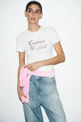 Camiseta rosa de cuello redondo y manga corta con estampado frontal de la frase "I ❤️ BEING DRAMATIC" con strass. Corte slim fit.