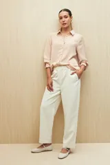 Pantalón de vestir color crema, de corte recto, con bolsillos laterales y cintura elastizada.