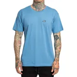 Remera de manga corta color azul celeste con cuello redondo y un pequeño logo bordado en el pecho izquierdo.