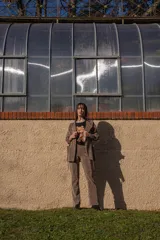 Pantalón de vestir de crepé elastizado color dorado con lurex.