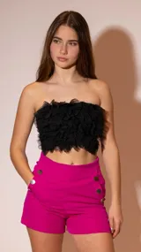 Short de vestir color fucsia con botones decorativos plateados a los lados.