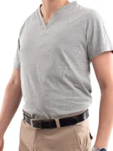 Remera negra de manga corta con escote en V.