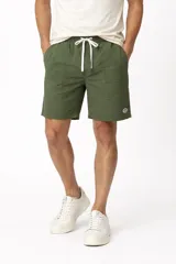 Short de estilo casual confeccionado en poliéster, con cintura elástica ajustable mediante cordón, bolsillos laterales y un pequeño logo bordado en el ruedo.