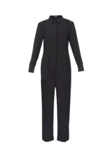 Mono largo negro con cuello y solapa, manga larga con puño de doble botón, dos bolsillos laterales y dos bolsillos de plastrón en el pecho. Cierre frontal con cartera oculta.