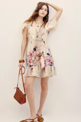 Vestido corto cruzado de viscosa con estampado floral multicolor, escote en V con detalle de encaje, mangas cortas con volados y falda con volados en el borde.