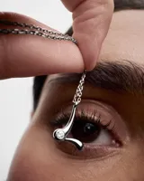 Collar de plata con cadena de eslabones y colgante en forma de la letra L, adornado con una circonia incrustada.