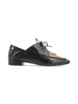 Zapato de estilo masculino color negro, confeccionado en cuero con detalles en estampa animal print de cebra, con cordones y taco bajo cuadrado.