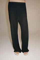 Pantalón de pierna recta color tostado, con tiro medio y cintura elástica. Confeccionado en hilatura con mezcla de viscosa.